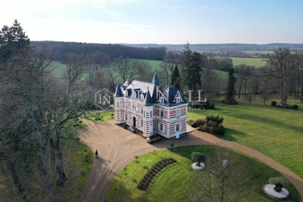Confortable château dans la Sarthe, à proximité de la ville du Mans