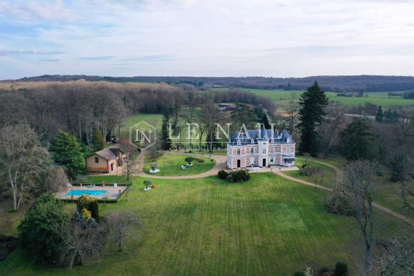 Confortable château dans la Sarthe, à proximité de la ville du Mans
