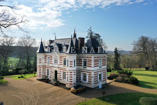 Confortable château dans la Sarthe, à proximité de la ville du Mans