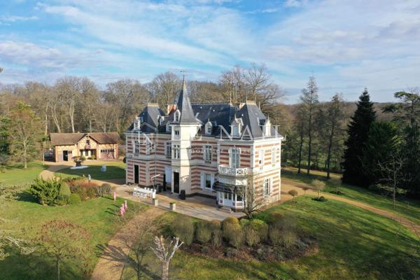 Confortable château dans la Sarthe, à proximité de la ville du Mans