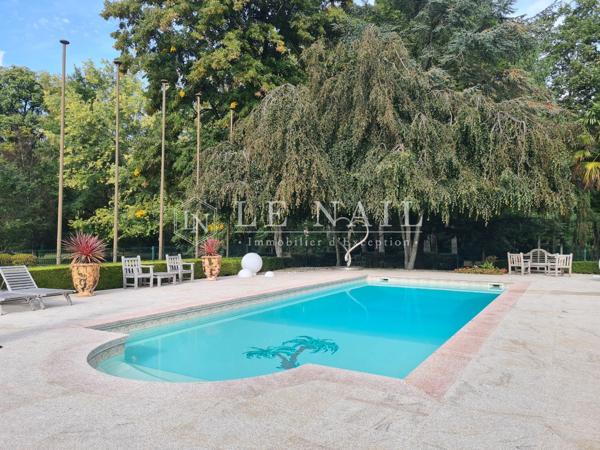 Confortable château dans la Sarthe, à proximité de la ville du Mans