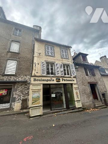 A vendre, en plein coeur de Mauriac, à proximité immédiate des commerces et des commodités, imm...