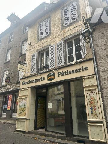 A vendre, en plein coeur de Mauriac, à proximité immédiate des commerces et des commodités, imm...