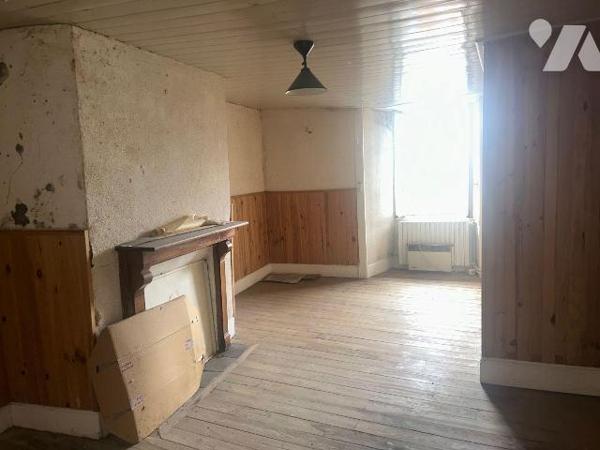 A vendre, en plein coeur de Mauriac, à proximité immédiate des commerces et des commodités, imm...