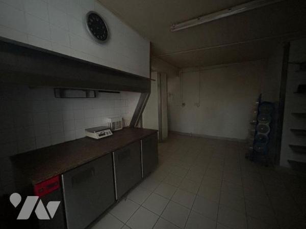 A vendre, en plein coeur de Mauriac, à proximité immédiate des commerces et des commodités, imm...