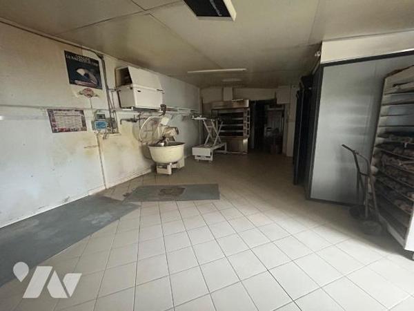 A vendre, en plein coeur de Mauriac, à proximité immédiate des commerces et des commodités, imm...