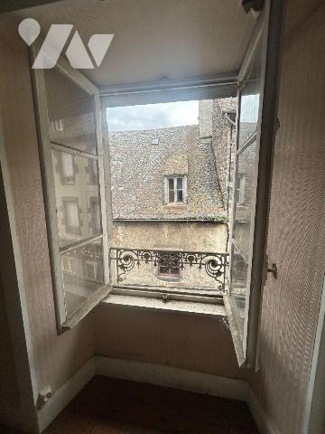 A vendre, en plein coeur de Mauriac, à proximité immédiate des commerces et des commodités, imm...