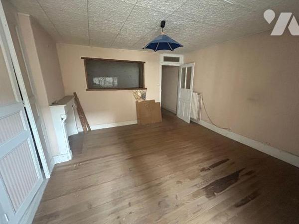 A vendre, en plein coeur de Mauriac, à proximité immédiate des commerces et des commodités, imm...