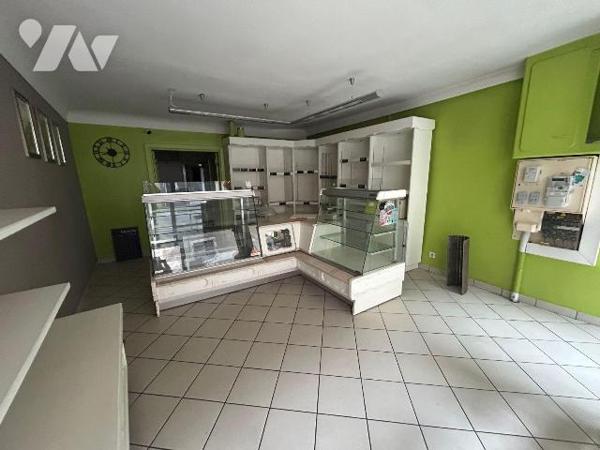 A vendre, en plein coeur de Mauriac, à proximité immédiate des commerces et des commodités, imm...