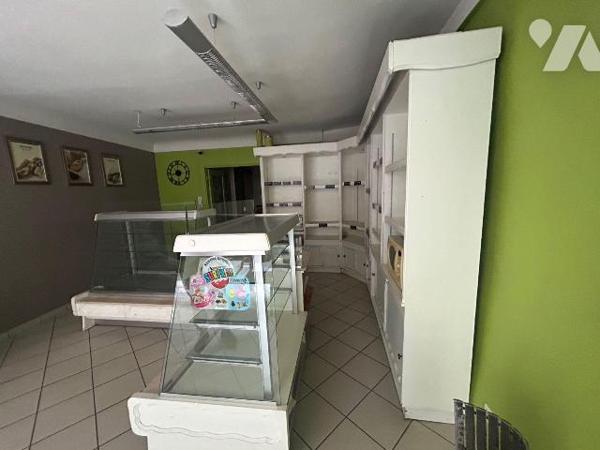 A vendre, en plein coeur de Mauriac, à proximité immédiate des commerces et des commodités, imm...