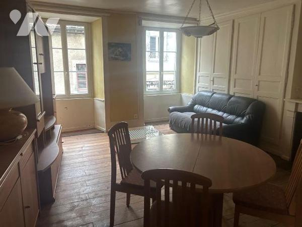 A vendre, en plein coeur de Mauriac, à proximité immédiate des commerces et des commodités, imm...