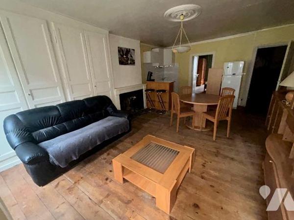 A vendre, en plein coeur de Mauriac, à proximité immédiate des commerces et des commodités, imm...