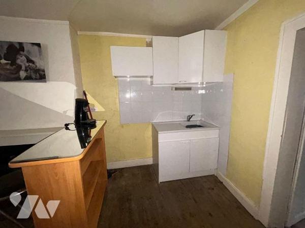 A vendre, en plein coeur de Mauriac, à proximité immédiate des commerces et des commodités, imm...