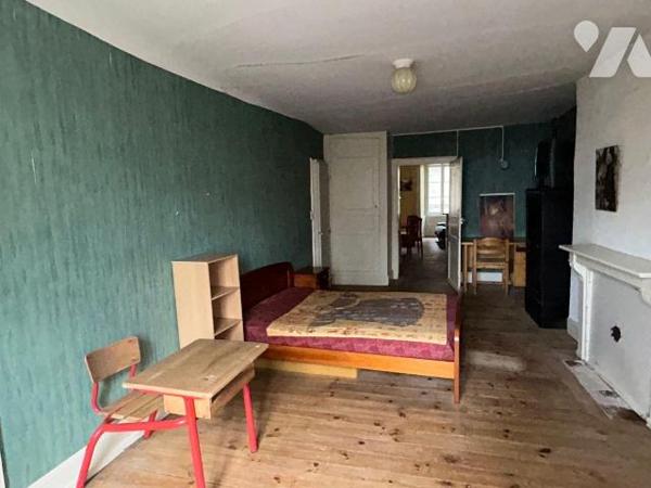 A vendre, en plein coeur de Mauriac, à proximité immédiate des commerces et des commodités, imm...