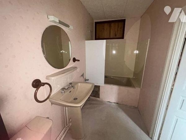 A vendre, en plein coeur de Mauriac, à proximité immédiate des commerces et des commodités, imm...