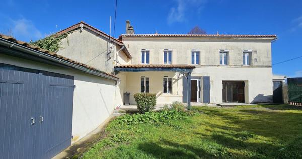 Aux portes de Barbezieux, maison ancienne entièrement rénovée avec jardin.
