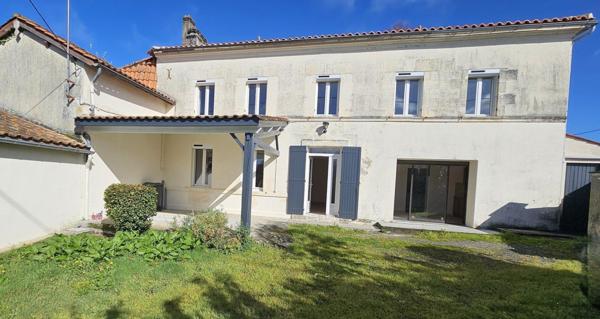 Aux portes de Barbezieux, maison ancienne entièrement rénovée avec jardin.