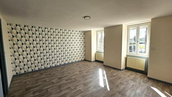 Aux portes de Barbezieux, maison ancienne entièrement rénovée avec jardin.