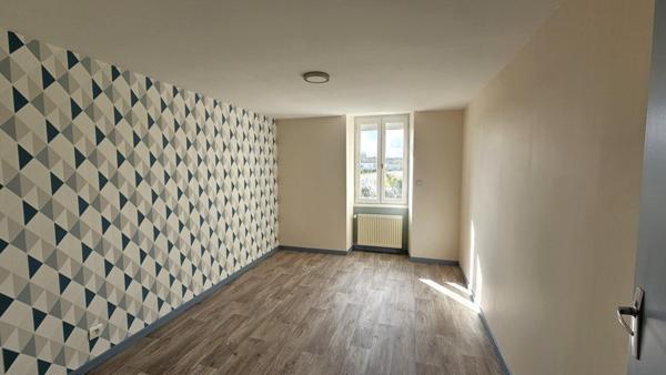 Aux portes de Barbezieux, maison ancienne entièrement rénovée avec jardin.