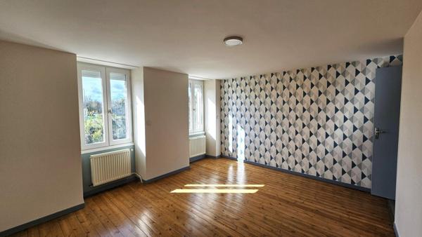 Aux portes de Barbezieux, maison ancienne entièrement rénovée avec jardin.