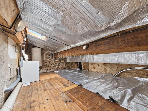 Située à Tautavel, au pied des ruines du château, cette maison trois faces se développe sur deux niveaux.

Au rez-de-chaussée, elle comprend une pièce de vie avec salon-séjour et coin cuisine, une première chambre ainsi que des WC séparés.

À l’étage, un palier dessert une seconde chambre, une salle d’eau avec WC et un grenier.

À l’extérieur, une terrasse permet de profiter des beaux jours. 

Deux caves complètent la maison et offrent des espaces de rangement appréciables.

Le bien est équipé d’une climatisation installée début 2026, de menuiseries en PVC double vitrage et de la fibre.

Une maison simple et fonctionnelle, avec le charme de ses poutres apparentes et une situation agréable au cœur de Tautavel.