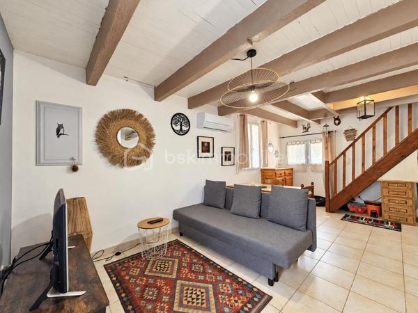 Située à Tautavel, au pied des ruines du château, cette maison trois faces se développe sur deux niveaux.

Au rez-de-chaussée, elle comprend une pièce de vie avec salon-séjour et coin cuisine, une première chambre ainsi que des WC séparés.

À l’étage, un palier dessert une seconde chambre, une salle d’eau avec WC et un grenier.

À l’extérieur, une terrasse permet de profiter des beaux jours. 

Deux caves complètent la maison et offrent des espaces de rangement appréciables.

Le bien est équipé d’une climatisation installée début 2026, de menuiseries en PVC double vitrage et de la fibre.

Une maison simple et fonctionnelle, avec le charme de ses poutres apparentes et une situation agréable au cœur de Tautavel.
