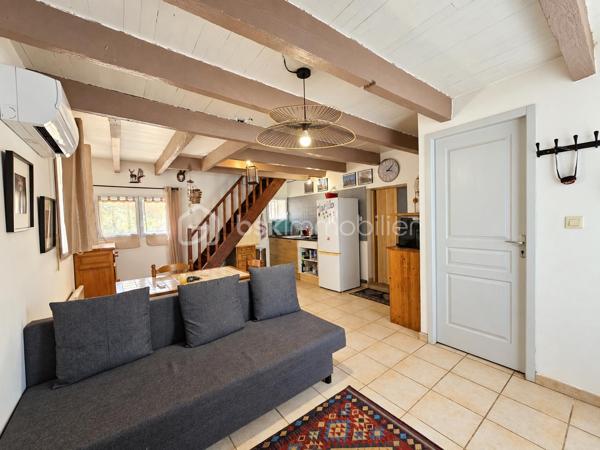 Située à Tautavel, au pied des ruines du château, cette maison trois faces se développe sur deux niveaux.

Au rez-de-chaussée, elle comprend une pièce de vie avec salon-séjour et coin cuisine, une première chambre ainsi que des WC séparés.

À l’étage, un palier dessert une seconde chambre, une salle d’eau avec WC et un grenier.

À l’extérieur, une terrasse permet de profiter des beaux jours. 

Deux caves complètent la maison et offrent des espaces de rangement appréciables.

Le bien est équipé d’une climatisation installée début 2026, de menuiseries en PVC double vitrage et de la fibre.

Une maison simple et fonctionnelle, avec le charme de ses poutres apparentes et une situation agréable au cœur de Tautavel.