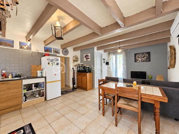 Située à Tautavel, au pied des ruines du château, cette maison trois faces se développe sur deux niveaux.

Au rez-de-chaussée, elle comprend une pièce de vie avec salon-séjour et coin cuisine, une première chambre ainsi que des WC séparés.

À l’étage, un palier dessert une seconde chambre, une salle d’eau avec WC et un grenier.

À l’extérieur, une terrasse permet de profiter des beaux jours. 

Deux caves complètent la maison et offrent des espaces de rangement appréciables.

Le bien est équipé d’une climatisation installée début 2026, de menuiseries en PVC double vitrage et de la fibre.

Une maison simple et fonctionnelle, avec le charme de ses poutres apparentes et une situation agréable au cœur de Tautavel.