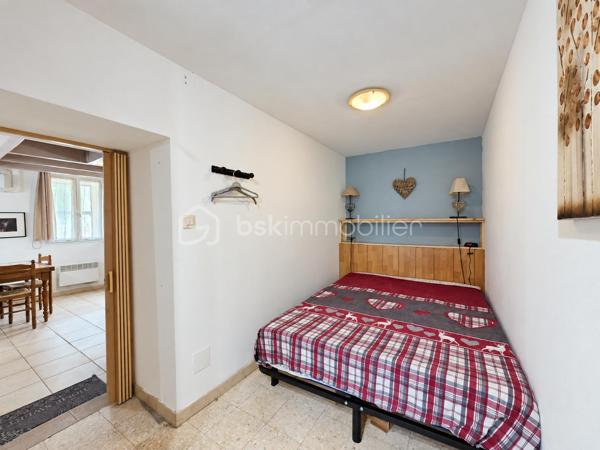 Située à Tautavel, au pied des ruines du château, cette maison trois faces se développe sur deux niveaux.

Au rez-de-chaussée, elle comprend une pièce de vie avec salon-séjour et coin cuisine, une première chambre ainsi que des WC séparés.

À l’étage, un palier dessert une seconde chambre, une salle d’eau avec WC et un grenier.

À l’extérieur, une terrasse permet de profiter des beaux jours. 

Deux caves complètent la maison et offrent des espaces de rangement appréciables.

Le bien est équipé d’une climatisation installée début 2026, de menuiseries en PVC double vitrage et de la fibre.

Une maison simple et fonctionnelle, avec le charme de ses poutres apparentes et une situation agréable au cœur de Tautavel.