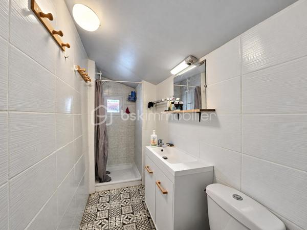 Située à Tautavel, au pied des ruines du château, cette maison trois faces se développe sur deux niveaux.

Au rez-de-chaussée, elle comprend une pièce de vie avec salon-séjour et coin cuisine, une première chambre ainsi que des WC séparés.

À l’étage, un palier dessert une seconde chambre, une salle d’eau avec WC et un grenier.

À l’extérieur, une terrasse permet de profiter des beaux jours. 

Deux caves complètent la maison et offrent des espaces de rangement appréciables.

Le bien est équipé d’une climatisation installée début 2026, de menuiseries en PVC double vitrage et de la fibre.

Une maison simple et fonctionnelle, avec le charme de ses poutres apparentes et une situation agréable au cœur de Tautavel.