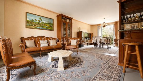 Venez découvrir cette jolie MAISON INDIVIDUELLE située dans une impasse.

Elle est composée d’une ENTREE avec PLACARD, d’un BEL ESPACE DE VIE TRAVERSANT avec accès direct au JARDIN, d’une CUISINE INDEPENDANTE et d’un WC indépendant.

À l’étage, le palier dessert 4 CHAMBRES ainsi qu’une SALLE D’EAU avec WC.

Un GARAGE vient compléter le bien.

LES PLUS :

* MAISON INDIVIDUELLE
* 4 CHAMBRES
* ESPACE DE VIE TRAVERSANT
* JARDIN
* GARAGE
* ENVIRONNEMENT CALME

Une localisation pratique pour toute la famille :

* ECOLES maternelle et élémentaire à environ 2/3 MIN À PIED
* COLLÈGE à environ 5 MIN À PIED
* COMMERCES du quotidien à quelques minutes
* GARE PIERREFITTE–STAINS RER D / T11 à environ 10 MIN EN BUS
* PARIS GARE DU NORD accessible directement par le RER D

Un emplacement permettant de concilier CALME, VIE DE FAMILLE et proximité des TRANSPORTS.