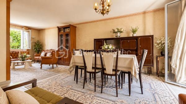 Venez découvrir cette jolie MAISON INDIVIDUELLE située dans une impasse.

Elle est composée d’une ENTREE avec PLACARD, d’un BEL ESPACE DE VIE TRAVERSANT avec accès direct au JARDIN, d’une CUISINE INDEPENDANTE et d’un WC indépendant.

À l’étage, le palier dessert 4 CHAMBRES ainsi qu’une SALLE D’EAU avec WC.

Un GARAGE vient compléter le bien.

LES PLUS :

* MAISON INDIVIDUELLE
* 4 CHAMBRES
* ESPACE DE VIE TRAVERSANT
* JARDIN
* GARAGE
* ENVIRONNEMENT CALME

Une localisation pratique pour toute la famille :

* ECOLES maternelle et élémentaire à environ 2/3 MIN À PIED
* COLLÈGE à environ 5 MIN À PIED
* COMMERCES du quotidien à quelques minutes
* GARE PIERREFITTE–STAINS RER D / T11 à environ 10 MIN EN BUS
* PARIS GARE DU NORD accessible directement par le RER D

Un emplacement permettant de concilier CALME, VIE DE FAMILLE et proximité des TRANSPORTS.