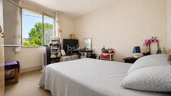 Venez découvrir cette jolie MAISON INDIVIDUELLE située dans une impasse.

Elle est composée d’une ENTREE avec PLACARD, d’un BEL ESPACE DE VIE TRAVERSANT avec accès direct au JARDIN, d’une CUISINE INDEPENDANTE et d’un WC indépendant.

À l’étage, le palier dessert 4 CHAMBRES ainsi qu’une SALLE D’EAU avec WC.

Un GARAGE vient compléter le bien.

LES PLUS :

* MAISON INDIVIDUELLE
* 4 CHAMBRES
* ESPACE DE VIE TRAVERSANT
* JARDIN
* GARAGE
* ENVIRONNEMENT CALME

Une localisation pratique pour toute la famille :

* ECOLES maternelle et élémentaire à environ 2/3 MIN À PIED
* COLLÈGE à environ 5 MIN À PIED
* COMMERCES du quotidien à quelques minutes
* GARE PIERREFITTE–STAINS RER D / T11 à environ 10 MIN EN BUS
* PARIS GARE DU NORD accessible directement par le RER D

Un emplacement permettant de concilier CALME, VIE DE FAMILLE et proximité des TRANSPORTS.