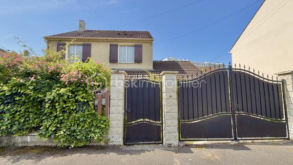 Venez découvrir cette jolie MAISON INDIVIDUELLE située dans une impasse.

Elle est composée d’une ENTREE avec PLACARD, d’un BEL ESPACE DE VIE TRAVERSANT avec accès direct au JARDIN, d’une CUISINE INDEPENDANTE et d’un WC indépendant.

À l’étage, le palier dessert 4 CHAMBRES ainsi qu’une SALLE D’EAU avec WC.

Un GARAGE vient compléter le bien.

LES PLUS :

* MAISON INDIVIDUELLE
* 4 CHAMBRES
* ESPACE DE VIE TRAVERSANT
* JARDIN
* GARAGE
* ENVIRONNEMENT CALME

Une localisation pratique pour toute la famille :

* ECOLES maternelle et élémentaire à environ 2/3 MIN À PIED
* COLLÈGE à environ 5 MIN À PIED
* COMMERCES du quotidien à quelques minutes
* GARE PIERREFITTE–STAINS RER D / T11 à environ 10 MIN EN BUS
* PARIS GARE DU NORD accessible directement par le RER D

Un emplacement permettant de concilier CALME, VIE DE FAMILLE et proximité des TRANSPORTS.