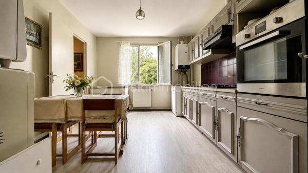 Venez découvrir cette jolie MAISON INDIVIDUELLE située dans une impasse.

Elle est composée d’une ENTREE avec PLACARD, d’un BEL ESPACE DE VIE TRAVERSANT avec accès direct au JARDIN, d’une CUISINE INDEPENDANTE et d’un WC indépendant.

À l’étage, le palier dessert 4 CHAMBRES ainsi qu’une SALLE D’EAU avec WC.

Un GARAGE vient compléter le bien.

LES PLUS :

* MAISON INDIVIDUELLE
* 4 CHAMBRES
* ESPACE DE VIE TRAVERSANT
* JARDIN
* GARAGE
* ENVIRONNEMENT CALME

Une localisation pratique pour toute la famille :

* ECOLES maternelle et élémentaire à environ 2/3 MIN À PIED
* COLLÈGE à environ 5 MIN À PIED
* COMMERCES du quotidien à quelques minutes
* GARE PIERREFITTE–STAINS RER D / T11 à environ 10 MIN EN BUS
* PARIS GARE DU NORD accessible directement par le RER D

Un emplacement permettant de concilier CALME, VIE DE FAMILLE et proximité des TRANSPORTS.