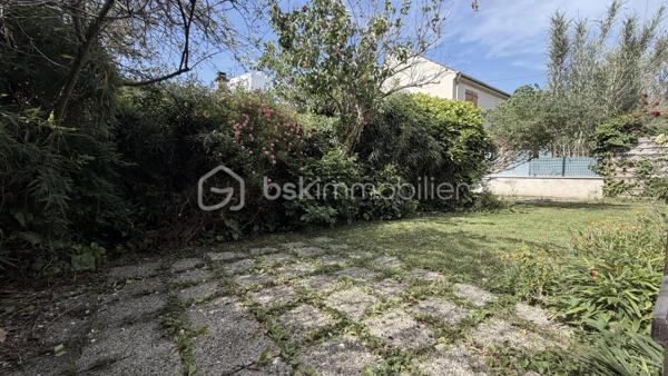 Venez découvrir cette jolie MAISON INDIVIDUELLE située dans une impasse.

Elle est composée d’une ENTREE avec PLACARD, d’un BEL ESPACE DE VIE TRAVERSANT avec accès direct au JARDIN, d’une CUISINE INDEPENDANTE et d’un WC indépendant.

À l’étage, le palier dessert 4 CHAMBRES ainsi qu’une SALLE D’EAU avec WC.

Un GARAGE vient compléter le bien.

LES PLUS :

* MAISON INDIVIDUELLE
* 4 CHAMBRES
* ESPACE DE VIE TRAVERSANT
* JARDIN
* GARAGE
* ENVIRONNEMENT CALME

Une localisation pratique pour toute la famille :

* ECOLES maternelle et élémentaire à environ 2/3 MIN À PIED
* COLLÈGE à environ 5 MIN À PIED
* COMMERCES du quotidien à quelques minutes
* GARE PIERREFITTE–STAINS RER D / T11 à environ 10 MIN EN BUS
* PARIS GARE DU NORD accessible directement par le RER D

Un emplacement permettant de concilier CALME, VIE DE FAMILLE et proximité des TRANSPORTS.