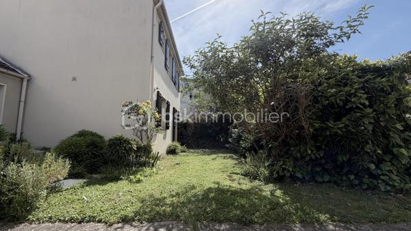 Venez découvrir cette jolie MAISON INDIVIDUELLE située dans une impasse.

Elle est composée d’une ENTREE avec PLACARD, d’un BEL ESPACE DE VIE TRAVERSANT avec accès direct au JARDIN, d’une CUISINE INDEPENDANTE et d’un WC indépendant.

À l’étage, le palier dessert 4 CHAMBRES ainsi qu’une SALLE D’EAU avec WC.

Un GARAGE vient compléter le bien.

LES PLUS :

* MAISON INDIVIDUELLE
* 4 CHAMBRES
* ESPACE DE VIE TRAVERSANT
* JARDIN
* GARAGE
* ENVIRONNEMENT CALME

Une localisation pratique pour toute la famille :

* ECOLES maternelle et élémentaire à environ 2/3 MIN À PIED
* COLLÈGE à environ 5 MIN À PIED
* COMMERCES du quotidien à quelques minutes
* GARE PIERREFITTE–STAINS RER D / T11 à environ 10 MIN EN BUS
* PARIS GARE DU NORD accessible directement par le RER D

Un emplacement permettant de concilier CALME, VIE DE FAMILLE et proximité des TRANSPORTS.