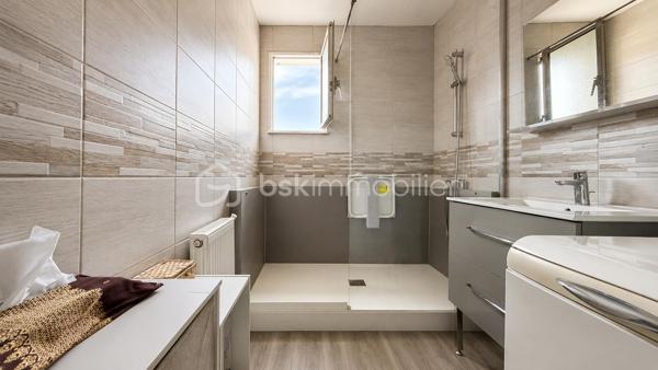 Venez découvrir cette jolie MAISON INDIVIDUELLE située dans une impasse.

Elle est composée d’une ENTREE avec PLACARD, d’un BEL ESPACE DE VIE TRAVERSANT avec accès direct au JARDIN, d’une CUISINE INDEPENDANTE et d’un WC indépendant.

À l’étage, le palier dessert 4 CHAMBRES ainsi qu’une SALLE D’EAU avec WC.

Un GARAGE vient compléter le bien.

LES PLUS :

* MAISON INDIVIDUELLE
* 4 CHAMBRES
* ESPACE DE VIE TRAVERSANT
* JARDIN
* GARAGE
* ENVIRONNEMENT CALME

Une localisation pratique pour toute la famille :

* ECOLES maternelle et élémentaire à environ 2/3 MIN À PIED
* COLLÈGE à environ 5 MIN À PIED
* COMMERCES du quotidien à quelques minutes
* GARE PIERREFITTE–STAINS RER D / T11 à environ 10 MIN EN BUS
* PARIS GARE DU NORD accessible directement par le RER D

Un emplacement permettant de concilier CALME, VIE DE FAMILLE et proximité des TRANSPORTS.