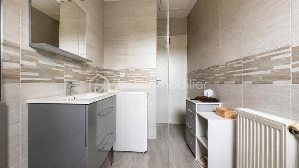 Venez découvrir cette jolie MAISON INDIVIDUELLE située dans une impasse.

Elle est composée d’une ENTREE avec PLACARD, d’un BEL ESPACE DE VIE TRAVERSANT avec accès direct au JARDIN, d’une CUISINE INDEPENDANTE et d’un WC indépendant.

À l’étage, le palier dessert 4 CHAMBRES ainsi qu’une SALLE D’EAU avec WC.

Un GARAGE vient compléter le bien.

LES PLUS :

* MAISON INDIVIDUELLE
* 4 CHAMBRES
* ESPACE DE VIE TRAVERSANT
* JARDIN
* GARAGE
* ENVIRONNEMENT CALME

Une localisation pratique pour toute la famille :

* ECOLES maternelle et élémentaire à environ 2/3 MIN À PIED
* COLLÈGE à environ 5 MIN À PIED
* COMMERCES du quotidien à quelques minutes
* GARE PIERREFITTE–STAINS RER D / T11 à environ 10 MIN EN BUS
* PARIS GARE DU NORD accessible directement par le RER D

Un emplacement permettant de concilier CALME, VIE DE FAMILLE et proximité des TRANSPORTS.