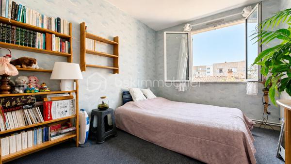 Venez découvrir cette jolie MAISON INDIVIDUELLE située dans une impasse.

Elle est composée d’une ENTREE avec PLACARD, d’un BEL ESPACE DE VIE TRAVERSANT avec accès direct au JARDIN, d’une CUISINE INDEPENDANTE et d’un WC indépendant.

À l’étage, le palier dessert 4 CHAMBRES ainsi qu’une SALLE D’EAU avec WC.

Un GARAGE vient compléter le bien.

LES PLUS :

* MAISON INDIVIDUELLE
* 4 CHAMBRES
* ESPACE DE VIE TRAVERSANT
* JARDIN
* GARAGE
* ENVIRONNEMENT CALME

Une localisation pratique pour toute la famille :

* ECOLES maternelle et élémentaire à environ 2/3 MIN À PIED
* COLLÈGE à environ 5 MIN À PIED
* COMMERCES du quotidien à quelques minutes
* GARE PIERREFITTE–STAINS RER D / T11 à environ 10 MIN EN BUS
* PARIS GARE DU NORD accessible directement par le RER D

Un emplacement permettant de concilier CALME, VIE DE FAMILLE et proximité des TRANSPORTS.