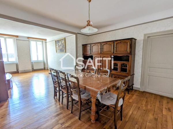 Immeuble en pierre au coeur du bourg de Génelard