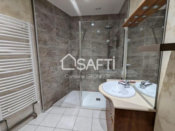 Immeuble en pierre au coeur du bourg de Génelard