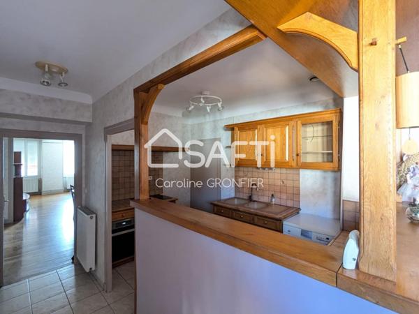 Immeuble en pierre au coeur du bourg de Génelard