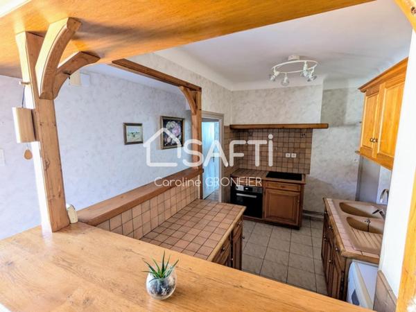 Immeuble en pierre au coeur du bourg de Génelard