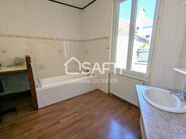 Immeuble en pierre au coeur du bourg de Génelard