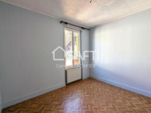 Immeuble en pierre au coeur du bourg de Génelard