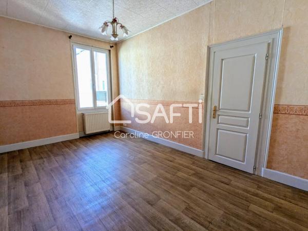 Immeuble en pierre au coeur du bourg de Génelard