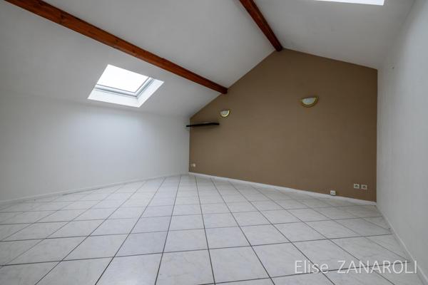 Grand 2 pièces avec stationnement privé au centre d'Hettange!