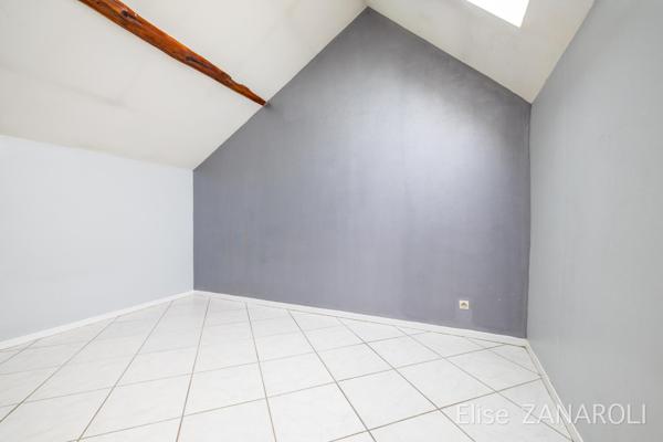 Grand 2 pièces avec stationnement privé au centre d'Hettange!