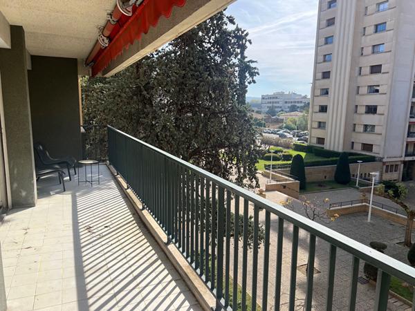 A vendre superbe T4/5 résidence parc Mozart exposé plein sud en deuxième étage
